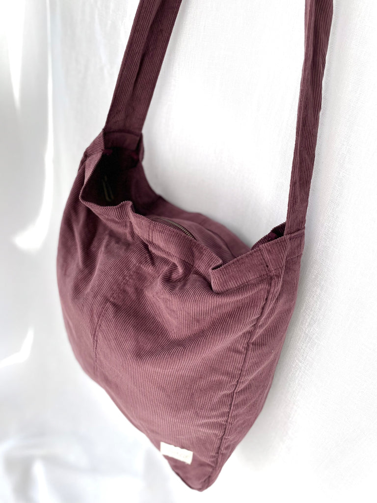 Crossbody bag with six internal pockets, in a versatile and casual style. Organise the chaos of everyday life. From baby bag, to work bag it is an everyday essential.