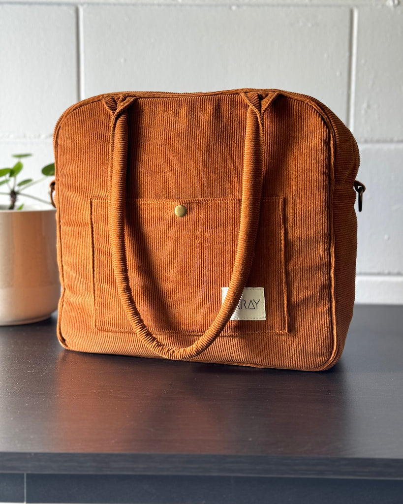 New style, smaller handbag with six internal pockets, in a versatile and casual style. The perfect bag for days when you don’t need to carry everything.