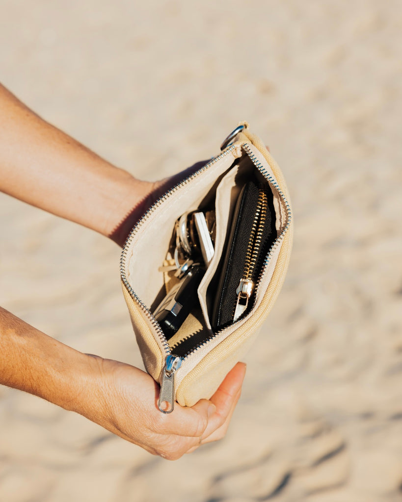 A small clutch for everyday organising. Simple and casual style, this grab-and-go clutch will help you feel a little organised.