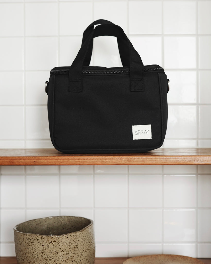 Cooler bag in stylish tote design, with pockets.