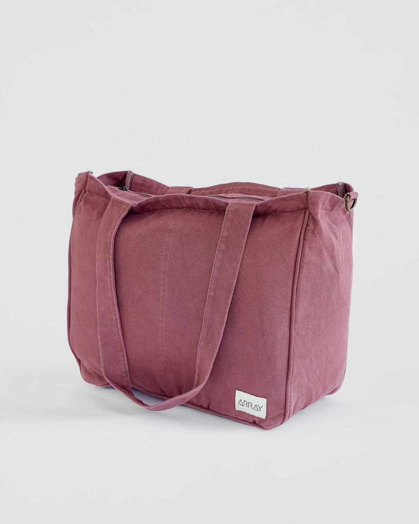 Everyday tote bag with pockets to organise everything. Encompasses casual style, practicality and versatility.