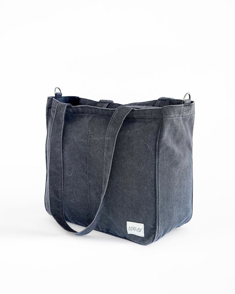 Everyday tote bag with pockets to organise everything. Encompasses casual style, practicality and versatility.