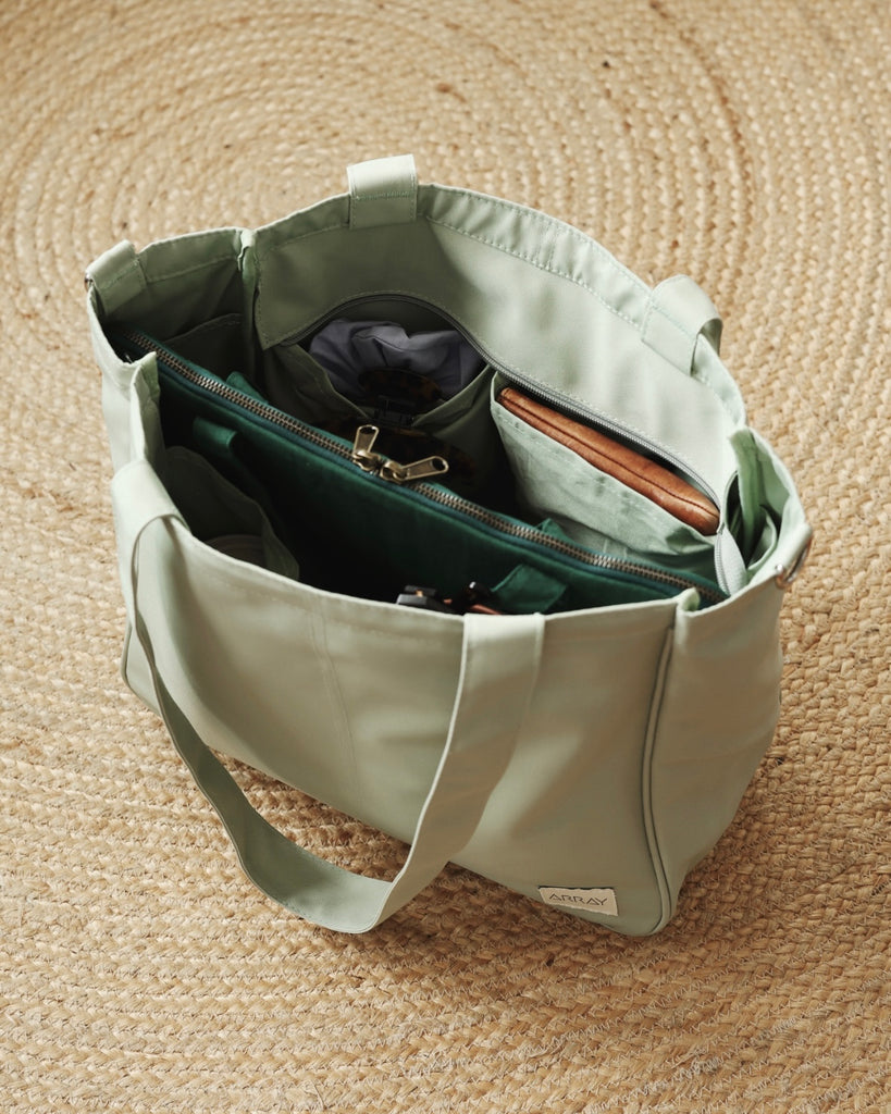 Everyday tote bag with pockets to organise everything. Encompasses casual style, practicality and versatility.