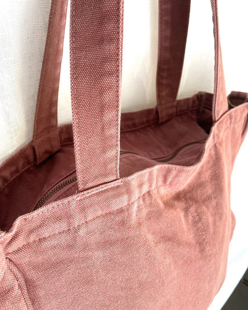 Organise the chaos of everyday life with POCKETS! From baby bag, to work bag it is an everyday essential. The Everyday Zip Top Pocket Tote bag has six internal pockets, available in canvas or cord, in a versatile and casual style.