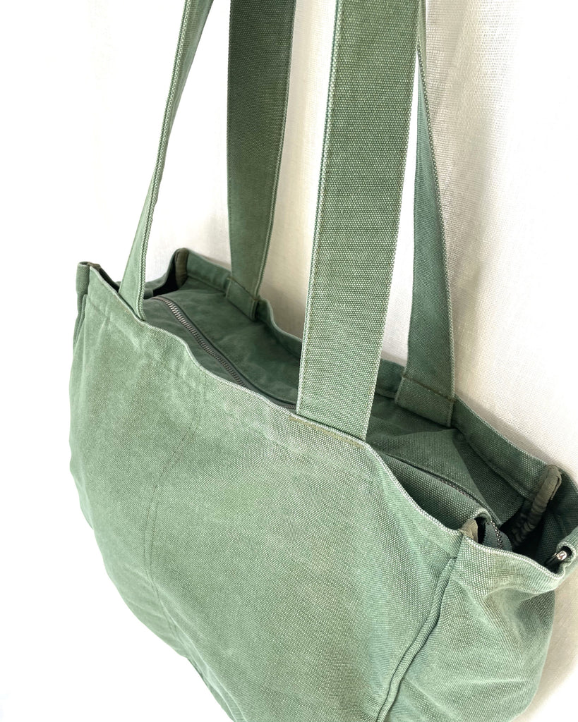 Organise the chaos of everyday life with POCKETS! From baby bag, to work bag it is an everyday essential. The Everyday Zip Top Pocket Tote bag has six internal pockets, available in canvas or cord, in a versatile and casual style.