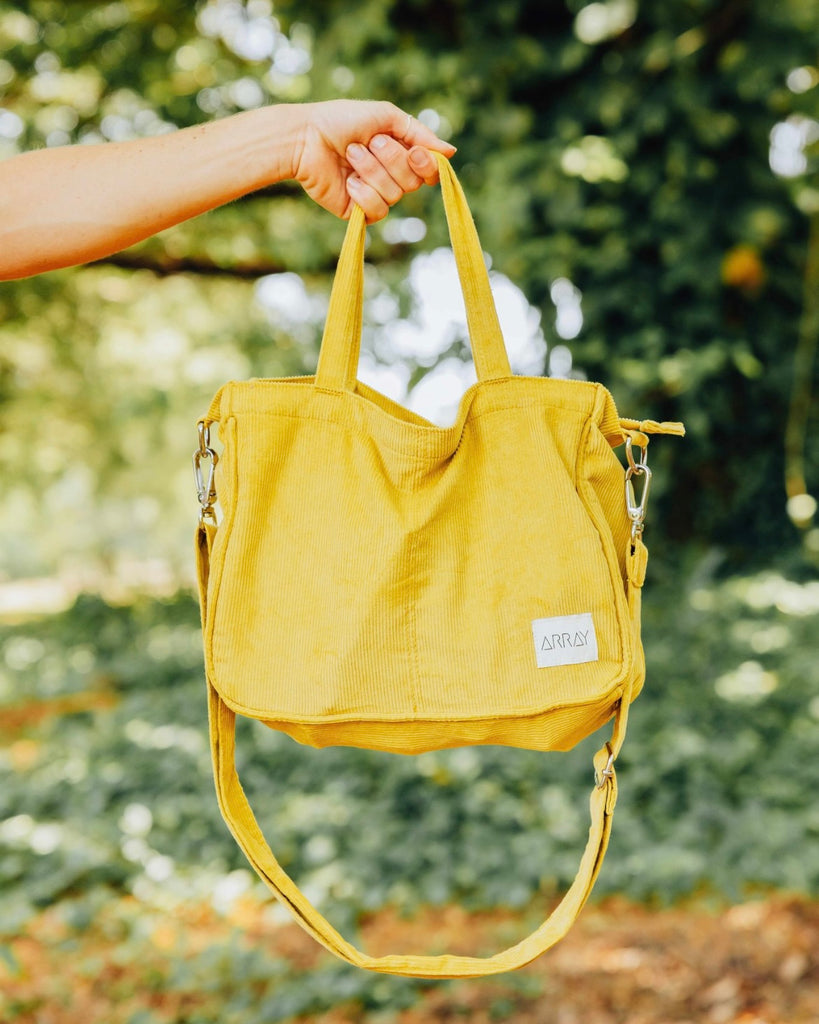Smaller version of the bestselling everyday zip top pocket tote, with six internal pockets, in a versatile and casual style, and includes an adjustable and detachable strap. The perfect bag for days when you don’t need to carry everything.