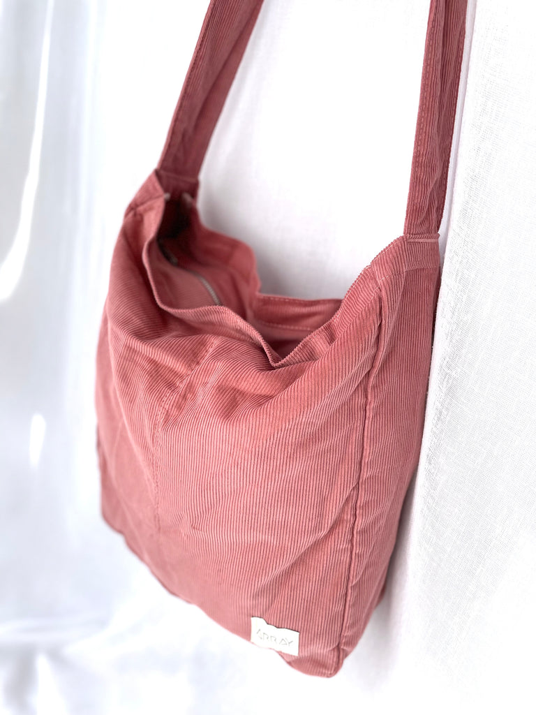 Crossbody bag with six internal pockets, in a versatile and casual style. Organise the chaos of everyday life. From baby bag, to work bag it is an everyday essential.