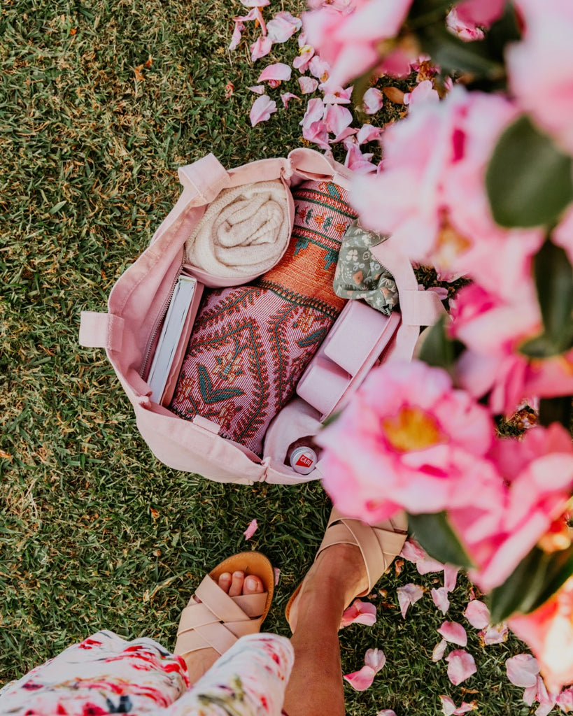 Everyday Zip Top tote bag with six internal pockets, in a versatile and casual style. Organise the chaos of everyday life. From baby bag, to work bag it is an everyday essential.