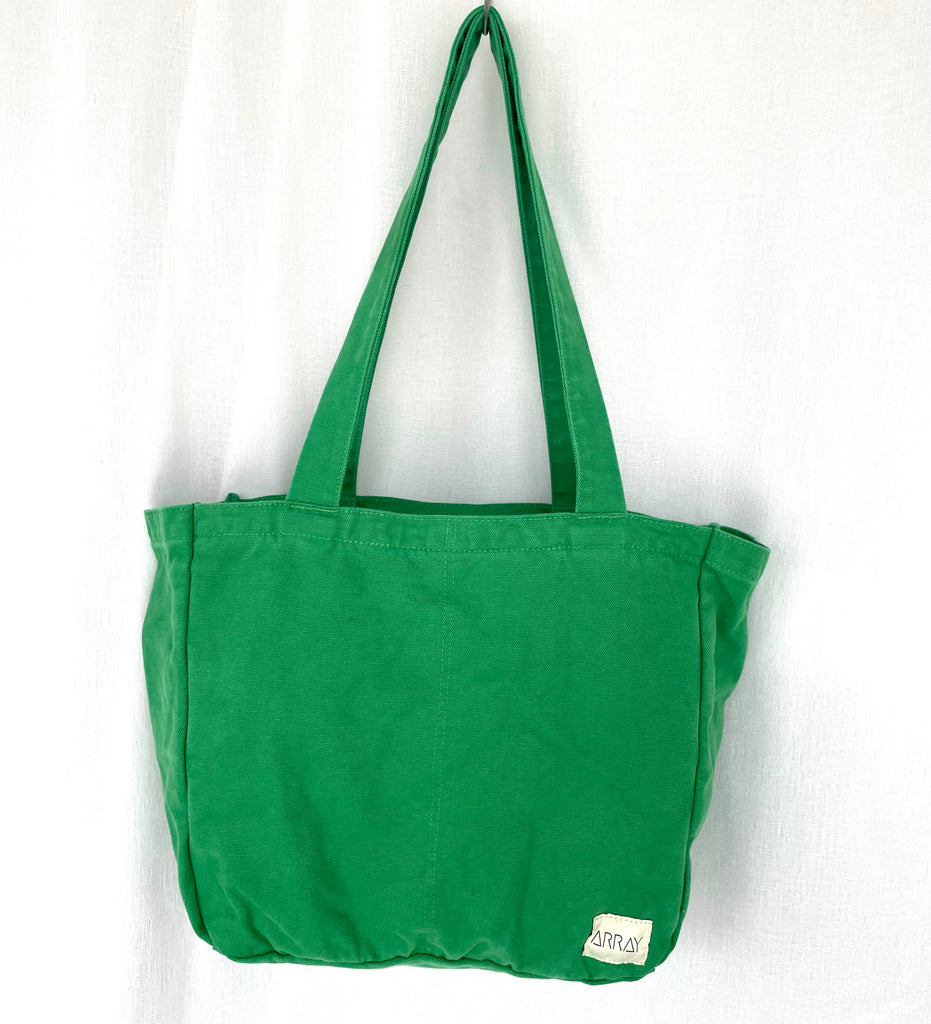 Everyday tote bag with pockets to organise everything. Encompasses casual style, practicality and versatility.