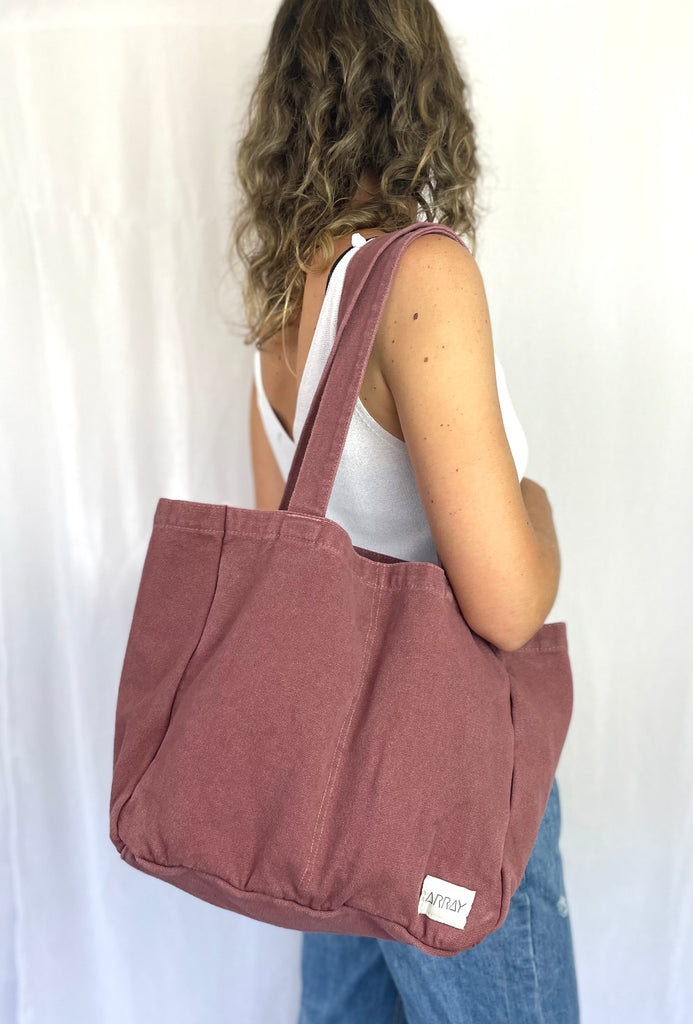 Everyday tote bag with pockets to organise everything. Encompasses casual style, practicality and versatility.